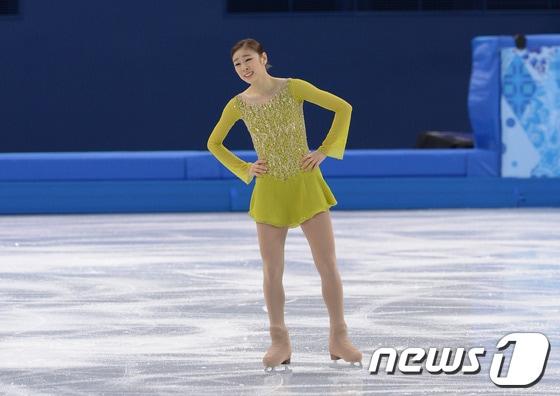 본문 이미지 - '피겨여왕' 김연아가 20일(한국시간) 러시아 소치 해안 클러스터 아이스버그 스케이팅 팔라스 경기장에서 열린 피겨 스케이팅 여자 싱글 쇼트프로그램에서 '어릿광대를 보내주오' 선율에 맞춰 연기를 마친뒤 밝은표정을 짓고 있다.김연아가 도전하는 올림픽 2연패는 여자 피겨에서 보기 힘든 기록이다. 노르웨이의 소냐 헤니(1928, 1932, 1936)와 독일의 카타리나 비트(1984, 1988)만이 가진 기록으로, 김연아의 이번 도전에 사상 3번째 올림픽 2연패 달성 여부가 달려 있어 많은 관심이 모이고 있다.2014.2.20/뉴스1 © News1   (소치(러시아)=뉴스1) 