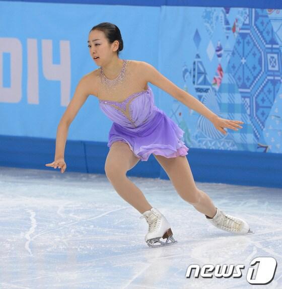 본문 이미지 - 일본 아사다 마오가 20일(한국시간) 러시아 소치 해안 클러스터 아이스버그 스케이팅 팔라스 경기장에서 열린 피겨 스케이팅 여자 싱글 쇼트프로그램에서 아름다운 선율에 맞춰 연기를 펼치다 점프 실수로 넘어지고 있다.2014.2.20/뉴스1 © News1   (소치(러시아)=뉴스1) 이동원 기자