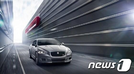 본문 이미지 - 재규어, 고성능 플래그십 세단 XJR(재규어코리아 제공)© News1  