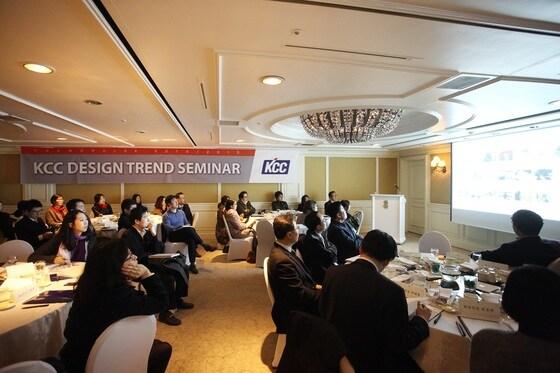 본문 이미지 - KCC가 지난 19일 리츠칼튼호텔에서 디자인 전문가 및 협력업체 대상 '2014-2015 트렌드 펄스 디자인 세미나'를 개최했다.(사진제공=KCC)© News1  