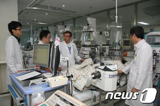 본문 이미지 - 20일 울산대학교병원 외상팀이 경주 마우나리조트 붕괴사고로 큰 부상을 입고 입원한 장연우 양의 건강 상태를 살피고 있다. 2014.2.20/뉴스1 © News1 변의현 기자  