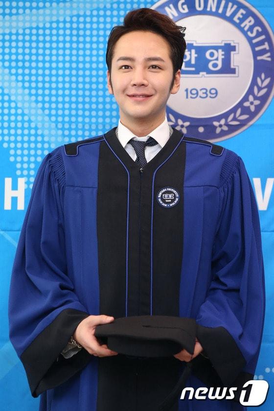 본문 이미지 - 배우 장근석이 20일 오전 서울 성동구 한양대학교 경영관에서 열린 2013년 학위수여식에 참석해 포즈를 취하고 있다. 2014.2.20 스타뉴스/뉴스1 © News1   &#40;서울=뉴스1&#41;