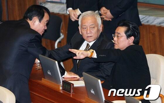 본문 이미지 - 민주당 김한길 대표와 전병헌 원내대표, 장병완 정책위의장이 20일 오후 국회에서 열린 본회의에서 굳은 얼굴로 대화를 나누고 있다. 2014.2.20/뉴스1 © News1   오대일 기자