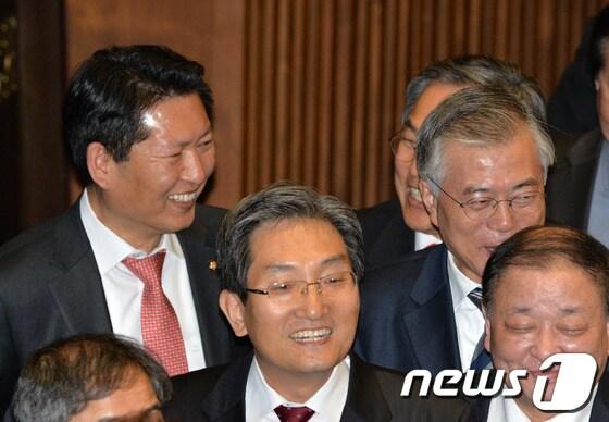 본문 이미지 - 정청래 민주당 의원이 20일 오후 서울 여의도 국회에서 열린 본회의에 참석해 투표를 위해 줄 서 있는 문재인 의원을 보며 활짝 웃고 있다. 앞서 정청래 의원은 이날 오전에 열린 토론회에서 