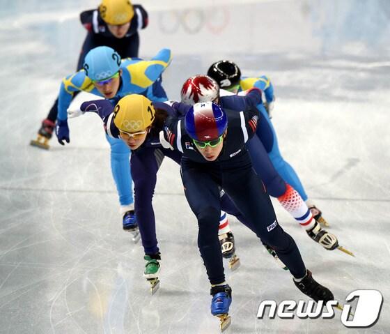 본문 이미지 - 대한민국 쇼트트랙 대표팀이 20일(한국시간) 러시아 소치 해안 클러스터 아이스버그 스케이팅 팔라스 경기장에서 훈련을 갖고 있다.2014.2.20/뉴스1 © News1   (소치(러시아)=뉴스1) 이동원 기자