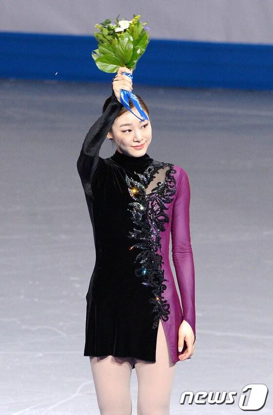 본문 이미지 - '피겨 여왕' 김연아가 21일(한국시간) 러시아 소치 해안 클러스터 아이스버그 스케이팅 팔라스 경기장에서 열린 프리 스케이팅 경기 후 플라워 세레머니를 하고 있다. 김연아는 144.19점을 받아 전날 쇼트에서 받은 74.92점을 합산해 총점 219.11점으로 러시아의 소트니코바에 이어 은메달을 차지했다. 2014.2.21/뉴스1  © News1   (소치(러시아)=뉴스1) 이동원 기자