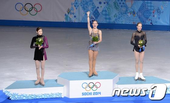 본문 이미지 - '피겨 여왕' 김연아가 21일(한국시간) 러시아 소치 해안 클러스터 아이스버그 스케이팅 팔라스 경기장에서 열린 프리 스케이팅 경기 후 러시아 아델리나 소트니코바(금메달ㆍ가운데), 카롤리나 코스트너(동메달)와 함께 플라워 세레머니를 하고 있다. 2014.2.21/뉴스1  © News1   (소치(러시아)=뉴스1) 이동원 기자
