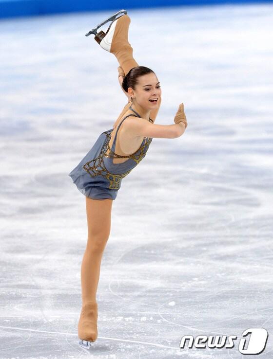 본문 이미지 - 러시아의 아델리나 소트니코바가 21일&#40;한국시간&#41; 러시아 소치 해안 클러스터 아이스버그 스케이팅 팔라스 경기장에서 열린 프리 스케이팅 경기에서 아름다운 연기를 펼치고 있다.2014.2.21/뉴스1 © News1   &#40;소치&#40;러시아&#41;=뉴스1&#41; 이동원 기자