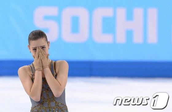 본문 이미지 - 러시아의 아델리나 소트니코바가 21일&#40;한국시간&#41; 러시아 소치 해안 클러스터 아이스버그 스케이팅 팔라스 경기장에서 열린 프리 스케이팅 경기에서 아름다운 연기를 마친 뒤 감격스러워 하고 있다.2014.2.21/뉴스1 © News1 &#40;소치&#40;러시아&#41;=뉴스1&#41; 이동원 기자