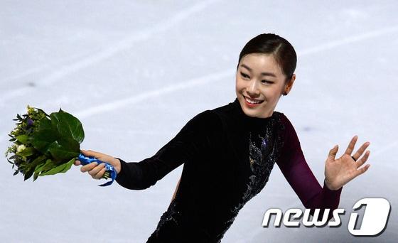 본문 이미지 - '피겨 여왕' 김연아가 21일(한국시간) 러시아 소치 해안 클러스터 아이스버그 스케이팅 팔라스 경기장에서 열린 프리 스케이팅 경기 후 꽃다발을 들고 팬들에게 인사하고 있다.김연아는 144.19점을 받아 전날 쇼트에서 받은 74.92점을 합산해 총점 219.11점으로 러시아의 소트니코바에 이어 은메달을 차지했다. 2014.2.21/뉴스1 © News1   (소치(러시아)=뉴스1) 이동원 기자