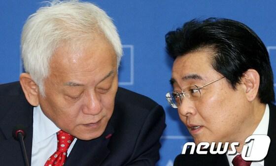 본문 이미지 - 민주당 김한길 대표와 전병헌 원내대표가 21일 오전 서울 여의도 국회에서 열린 최고위원회의에서 머리를 맞댄 채 대화를 나누고 있다. 2014.2.21/뉴스1 © News1 오대일 기자