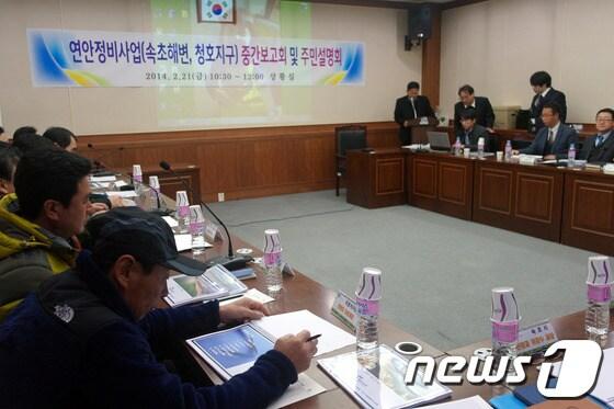 본문 이미지 - 21일 속초시는 백사장 침식으로 해수욕장 기능을 상실한 속초해변 복구를 위해 용역보고회 및 주민설명회를 개최했다. 2014.2.21/뉴스1 © News1  엄용주 기자 