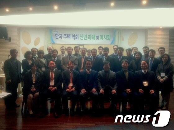 본문 이미지 - 한국주택학회는 지난 20일 역삼동에서 신년 하례식을 열고 새로운 운영진과 올해 사업계획을 발표했다./사진=한화건설© News1 