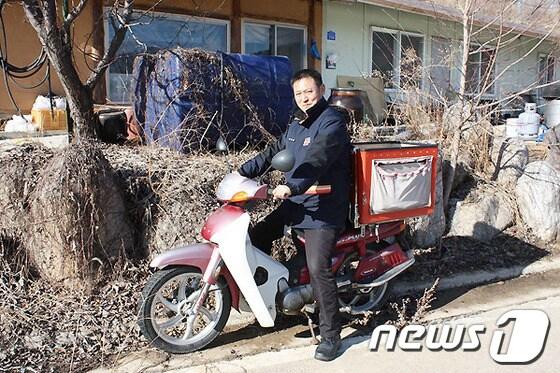 본문 이미지 - 양구우체국 김동훈&#40;45&#41;  씨는 양구읍 상무룡리  우편물 배달을 담당하는 집배원이다.&#40;강원지방우정청 제공&#41;.2014.2.21/뉴스1 ©  권혜민 기자