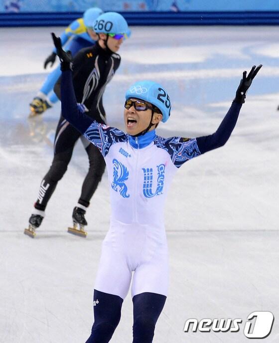 본문 이미지 - 러시아 안현수가 22일&#40;한국시간&#41; 러시아 소치 해안 클러스터 아이스버그 스케이팅 팔라스 경기장에서 열린 쇼트트랙 남자 계주 5,000m 결승에서 1위로 결승선을 통과하고 있다.2014.2.22/뉴스1 © News1   &#40;소치&#40;러시아&#41;=뉴스1&#41; 이동원 기자