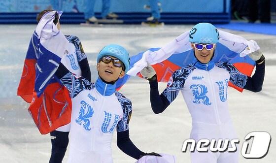 본문 이미지 - 러시아 안현수가 지난 22일&#40;한국시간&#41; 러시아 소치 해안 클러스터 아이스버그 스케이팅 팔라스 경기장에서 열린 쇼트트랙 남자 계주 5,000m 결승에서 1위로 결승선을 통과한 후 러시아 국기를 들고 환호하고 있다.2014.2.22/뉴스1 © News1 &#40;소치&#40;러시아&#41;=뉴스1&#41; 이동원 기자
