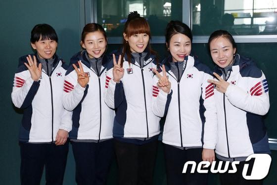 본문 이미지 - 2014 소치 동계올림픽 여자 컬링대표팀 신미성, 김지선, 이슬비, 김은지, 엄민지 선수. 2014.2.22/뉴스1 © News1   