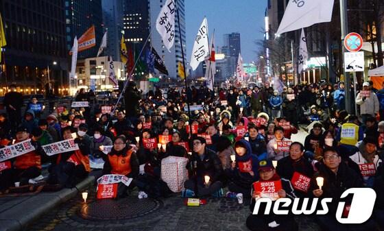 본문 이미지 - 22일 저녁 서울 청계광장에서 국정원 시국회의 주최로 열린 2.25 국민총파업성사, 민주주의 수호, 특검 촉구 '이대로는 못살겠다 국민촛불 대회'에서 참가자들이 촛불을 들고 있다. 2014.2.22/뉴스1 © News1   손형주 기자