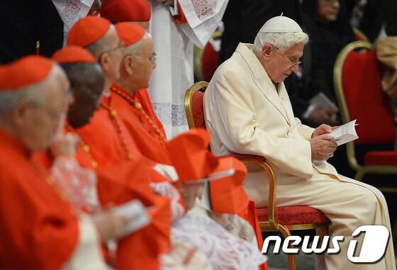 본문 이미지 - 베네딕토 16세 전 교황이 22일&#40;현지시간&#41; 성베드로 대성당에서 열린 추기경 서품식을 참관하고 있다.© AFP=뉴스1  