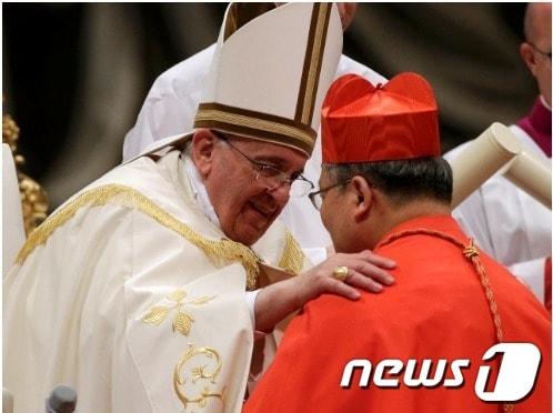본문 이미지 - 프란치스코 교황이 지난달 22일 추기경 서임식에서 염수정 추기경에게 모관 및 반지를 수여하고 있다.(로이터=뉴스1) © News1 