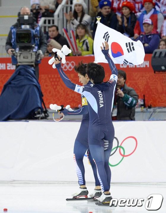본문 이미지 - 한국 스피드스케이팅 대표팀의 이승훈,김철민,주형준이 23일&#40;한국 시간&#41; 러시아 소치 해안클러스터 올림픽 파크 내 메달 프라자에서 열린 스피드스케이팅 남자 팀 추월 결승에서 아쉽게 2위로 결승선을 통과, 환호하는 팬들을 향해 손을 흔들고 있다.2014.2.23/뉴스1 © News1 &#40;소치&#40;러시아&#41;=뉴스1&#41; 이동원 기자