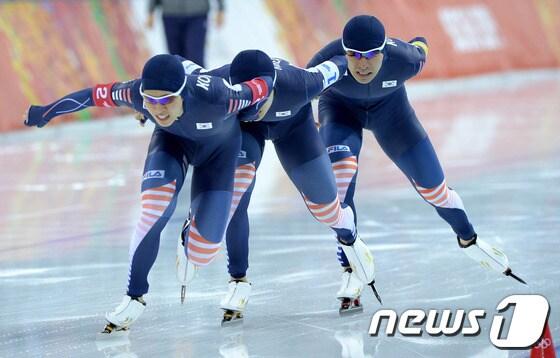 본문 이미지 - 한국 스피드스케이팅 대표팀 이승훈,김철민,주형준이 23일&#40;한국 시간&#41; 러시아 소치 해안클러스터 아들레르 아레나에서 열린 스피드스케이팅 남자 팀 추월 결승에서 역주하고 있다. 남자 팀추월 대표팀은 네델란드에 아쉽게 패해 은메달을 획득했다. 2014.2.23/뉴스1 © News1 &#40;소치&#40;러시아&#41;=뉴스1&#41; 이동원 기자