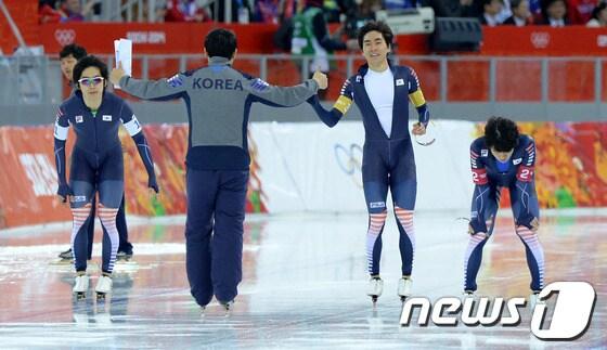 본문 이미지 - 한국 스피드스케이팅 대표팀 이승훈,김철민,주형준이 23일&#40;한국 시간&#41; 러시아 소치 해안클러스터 올림픽파크 내 메달 프라자에서 열린 스피드스케이팅 남자 팀추월 결승에서 네덜란드에 이어 결승선을 통과해 은메달을 확보했다. 역주를 마친 선수들이 코치와 하이파이브를 하고 있다. 2014.2.23/뉴스1 © News1 &#40;소치&#40;러시아&#41;=뉴스1&#41; 이동원 기자