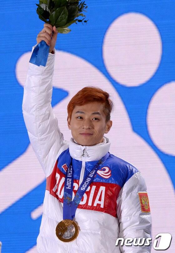 본문 이미지 - 러시아 쇼트트랙의 황제 안현수&#40;빅토르 안&#41;가 23일&#40;한국 시간&#41; 러시아 소치 해안클러스터의 올림픽 파크 내 메달 프라자에서 열린 남자 쇼트트랙 500m 시상식에서 관중들의 환호에 답하고 있다.2014.2.23/뉴스1 © News1   &#40;소치&#40;러시아&#41;=뉴스1&#41; 이동원 기자