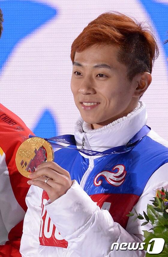 본문 이미지 - 러시아 쇼트트랙의 황제 안현수(빅토르 안)가 23일(한국 시간) 러시아 소치 해안클러스터의 올림픽 파크 내 메달 프라자에서 열린 남자 쇼트트랙 500m 시상식에서 관중들의 환호에 답하고 있다.2014.2.23/뉴스1 © News1   (소치(러시아)=뉴스1) 이동원 기자