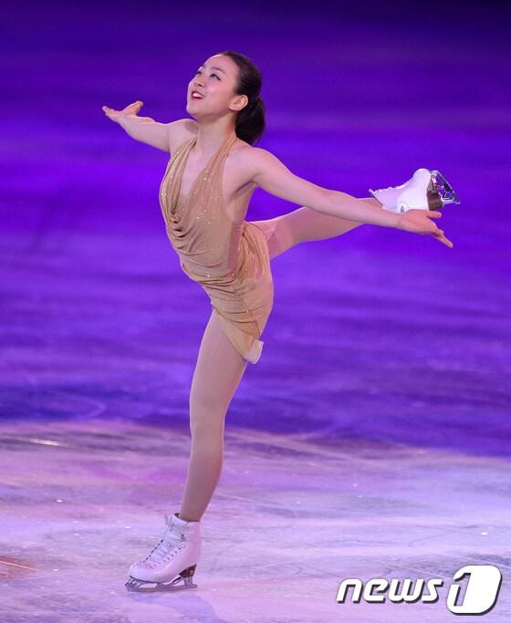 본문 이미지 - 일본의 아사다 마오가 지난 달 23일 열린 소치 동계 올림픽 피겨스케이팅 갈라쇼 무대에서 연기를 펼치는 모습/뉴스1 © News1 