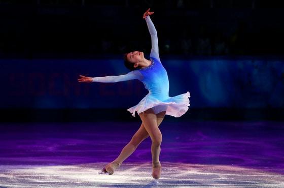 본문 이미지 - 23일 김연아&#40;24&#41;가 러시아 소치 아이스버그 스케이팅 팰리스에서 열린 2014 소치 동계올림픽 피겨스케이팅 갈라쇼에서 존 레논의 &#39;이매진&#39;에 맞춰 갈라쇼를 펼치고 있다. © AFP=News1 