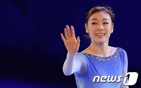 본문 이미지 - '피겨여왕' 김연아가 23일(한국시간) 러시아 소치의 아이스버그 스케이팅 팰리스에서 열린 피겨스케이팅 갈라쇼 무대에서 가수 에이브릴 라빈이 부른 존 레논 원곡의 ‘Imagine(이매진)’에 맞춰 아름다운 연기를 펼치고 있다. 김연아는 이번 대회에서 쇼트프로그램과 프리스케이팅에서 모두 실수 없이 깔끔한 연기를 보여줬다. 그럼에도 석연찮은 판정 탓에 올림픽 2연패를 이루지 못하고 은메달을 목에 걸었다.2014.2.23/뉴스1 © News1   ( 소치(러시아)=뉴스1) 이동원 기자