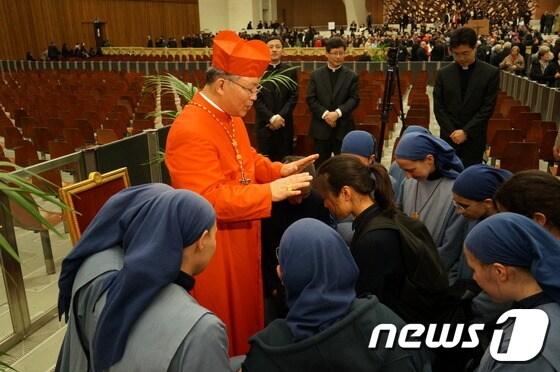 본문 이미지 - 염수정 추기경이 추기경서임식이 있었던 22일(한국시간) 바티칸 성 베드로 대성당 바오로 6세홀에서 수녀들에게 강복(降福)하고 있다.(평화신문 제공) /뉴스1 © News1 