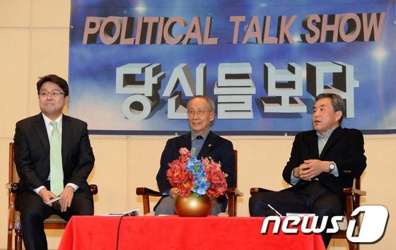 본문 이미지 - 윤여준 새정치 추진위원회 공동위원장(가운데), 이상돈 중앙대 교수 (오른쪽, 전 새누리당 비상대책위원), 이철희 두문정치 전략연구 소장이 23일 오후 서울 여의도 국회헌정기념관에서 열린 정치토크쇼 '당신들보다'에 참여해 시작을 기다리고 있다. 토크쇼는 이날 서울을 시작으로 대전, 대구, 부산, 광주 등 5개 도시에서 오는 5월까지 열린다. 2014.2.23/뉴스1 © News1 박철중 기자