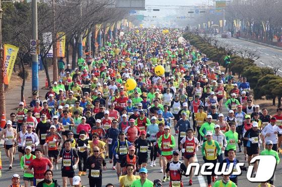 본문 이미지 - 제11회 밀양아리랑 마라톤대회가 23일 오전 밀양공설운동장을 출발하는 공인 마라톤코스에서 9000여 명의 마라토너가 참여한 가운데 성황리에 마무리됐다. <밀양시 제공>© News1 