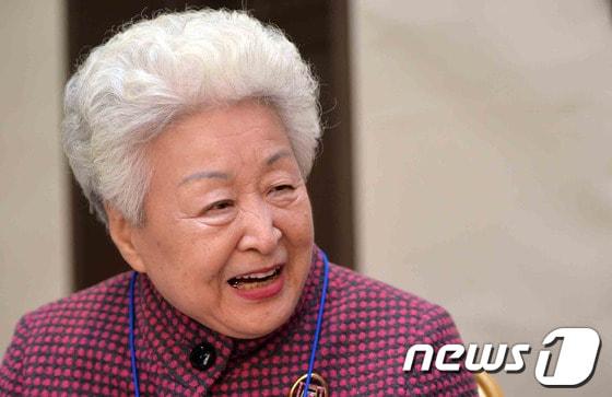 본문 이미지 - 23일 금강산 면회소에서 열린 남북 이산가족상봉행사 남측 주최 만찬에서 이연숙 전 국회의원&#40;80&#41;이 언론인터뷰에 응하고 있다. 2014.2.23/뉴스1 © News1   사진공동취재단