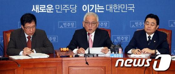 본문 이미지 - 김한길 민주당 대표가 24일 오전 서울 여의도 국회에서 열린 최고위원회의에 참석해 모두발언을 하고 있다.김 대표는 이날 회의에서 