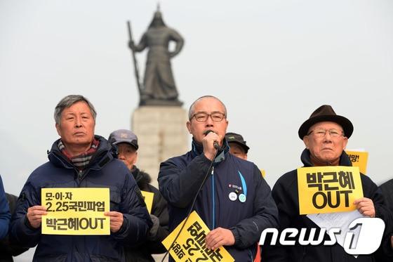 본문 이미지 - 신승철 민주노총 위원장(가운데)이 국민파업위원회가 24일 오전 서울 종로구 광화문 광장에서 열린 '2.25국민파업 선포 및 대국민참가호소 기자회견'에서 모두발언을 하고 있다. 2014.2.24/뉴스1 © News1   민경석 기자