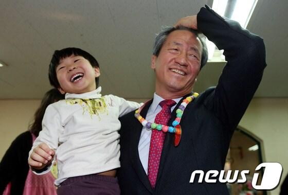 본문 이미지 - 정몽준 새누리당 의원이 지난 24일 서울 강서구 염창동 염창어린이집을 방문해 한 아이를 안아주고 있다.2014.2.24/뉴스1 © News1 이광호 기자