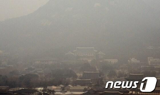 본문 이미지 - 수도권 지역에 초미세먼지 주의보가 내려진 24일 오후 광화문 일대가 뿌연 먼지로 덮여 있다. 기상청은 서울을 비롯한 서쪽 지방을 중심으로 미세먼지 농도가 높게 나타나는 곳이 있다며 건강관리에 유의를 당부했다.2014.2.24/뉴스1 © News1   최영호 기자