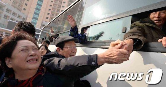 본문 이미지 - 남북 이산가족상봉 행사 셋째날인 25일 오전 금강산면회소에서 열린 작별상봉행사에서 남측의 딸 남궁봉자씨가 북측의 아버지 남궁렬&#40;86&#41;씨를 떠나보내며 눈물을 흘리고 있다. 2014.2.25/뉴스1 © News1 &#40;금강산=뉴스1&#41;사진공동취재단 