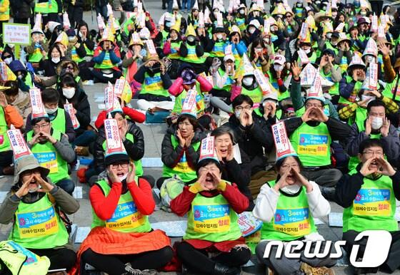 본문 이미지 - 전국 유치원 교사 등이 25일 오후 서울 종로 보신각 앞에서 열린 유아교육과정 정상화를 위한 제3차 전국 교사 대회에서 함성과 구호를 외치고 있다. 2014.2.25/뉴스1 © News1   박정호 기자
