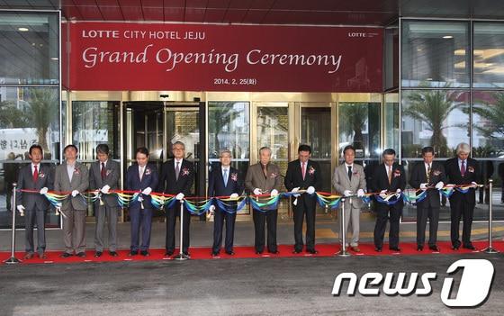 본문 이미지 - 25일 롯데시티호텔제주 그랜드 오픈식에서 개관을 알리는 테이프커팅을 하고 있다. 사진 왼쪽부터 롯데시티호텔제주 남재섭 총지배인, 한라일보 강민수 사장, 제민일보 백승훈 대표이사, 제주일보 오영수 회장, 제주상공회의소 현승탁 회장, 호텔롯데 송용덕 대표, 신광노인회 홍석종 회장, 제주특별자치도 김상오 제주시장, 제주도의회 하민철 의원 , 제주일본영사관 스즈키 미츠오 총영사, 제주관광협회 주풍채 수석부회장, 신광초등학교 함석중 교장(롯데호텔 제공)© News1 