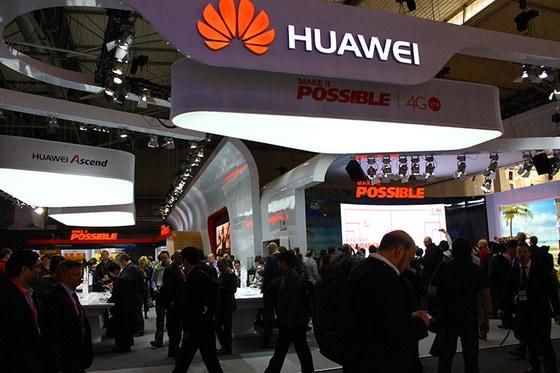 본문 이미지 - 세계 정보기술(IT) 업계에 사실상 중국발 '쓰나미'가 시작된 가운데 '태풍의 눈'으로 지목된 화웨이의 'MWC 2014' 전시회 부스엔 많은 관람객들이 몰려들고 있다. 허재경기자 © News1  