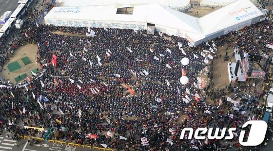본문 이미지 - 박근혜 정부 출범 1주년인 25일 오후 서울광장에서 열린 '박근혜 정권 1년 이대로는 못 살겠다' 2.25 국민파업대회에서 참가자들이 구호를 외치고 있다.2014.2.25/뉴스1 © News1   오대일 기자
