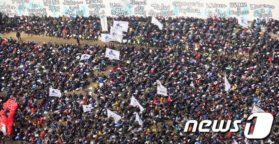 본문 이미지 - 박근혜 정부 출범 1주년인 25일 오후 서울광장에서 열린 '박근혜 정권 1년 이대로는 못 살겠다' 2.25 국민파업대회에서 참가자들이 구호를 외치고 있다.2014.2.25/뉴스1 © News1 오대일 기자