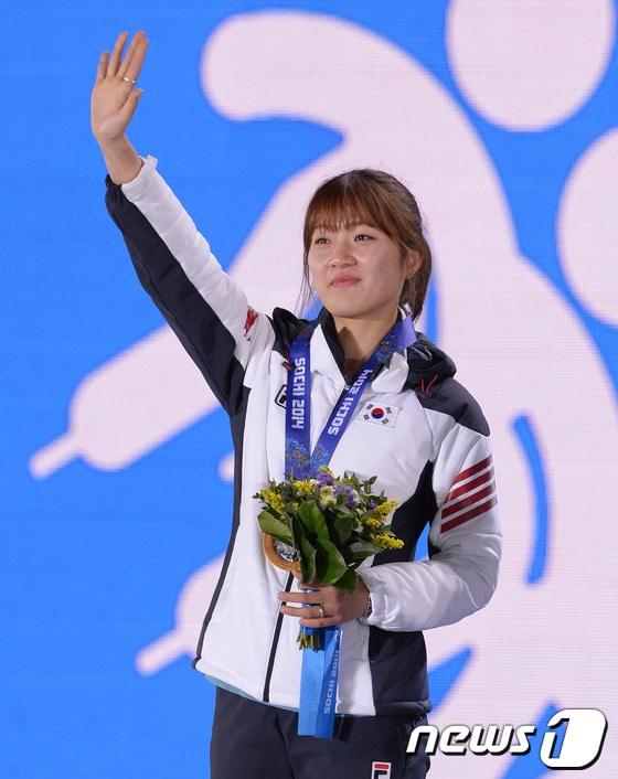 본문 이미지 - p한국 여자 쇼트트랙의 박승희가 23일&#40;한국 시간&#41; 러시아 소치 해안클러스터 올림픽 파크 내 메달 프라자에서 열린 여자 쇼트트랙 1,000m 시상식에서 금메달을 목에 걸고 손을 들어 환호에 답하고 있다.2014.2.23/뉴스1 © News1 /p