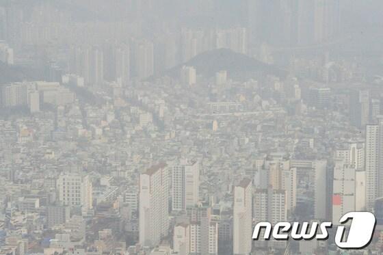본문 이미지 - 25일 오후 부산 하늘에 중국발 미세먼지가 하늘을 뒤덮고 있다.기상청은 