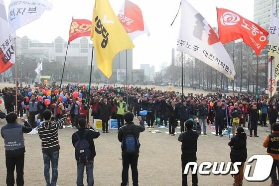 본문 이미지 - 25일 박근혜 정부 출범 1주년을 맞아 대전지역에서도 민주노총 국민파업대회가 열렸다. 이날 서대전시민공원에서 열린 집회에는 대전지역 50여개 단체 500여명이 참여했다. © News1 박영문 기자