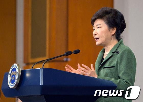 본문 이미지 - 박근혜 대통령이 취임 1주년을 맞아 25일 청와대 춘추관 기자회견장에서 경제혁신 3개년 계획 대국민 담화를 발표하고 있다. &#40;청와대 제공&#41; 2014.2.25/뉴스1 © News1 박철중 기자 